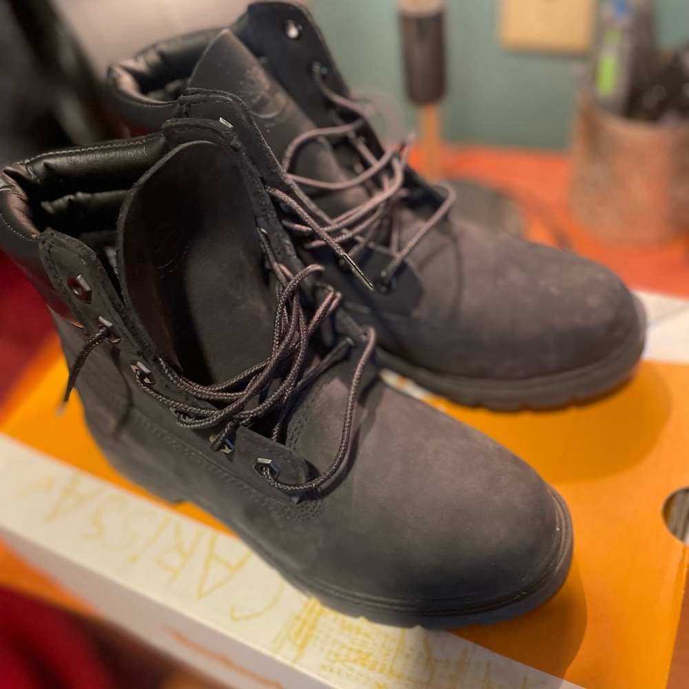 A pair of 6.5 Women or Men’s black Timberland Boots!